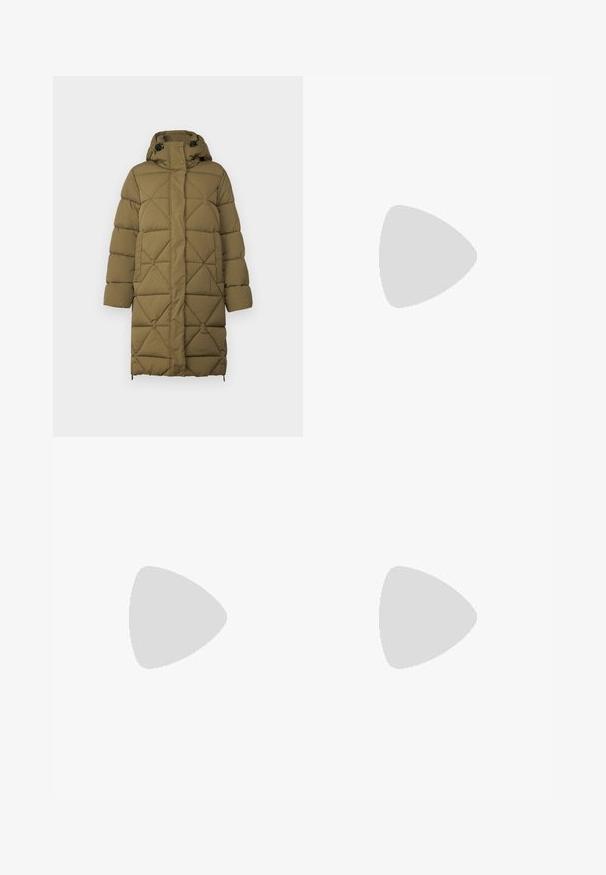 Manteau matelassé vert olive avec un motif en losanges, capuche, boutons-pression et ajustements sur le bas. Fabriqué à partir d'un matériau doux et texturé.; T-shirt noir à manches courtes en coton. Il présente un col rond, une coupe décontractée et un ourlet net sans motifs ni accessoires visibles.; Jean en denim bleu avec une coupe droite, présentant un léger délavage, une disposition classique à cinq poches et des détails de couture visibles.; Chaussures à plateforme en cuir noir avec un talon bloc épais, bout rond et un design traditionnel à lacets. Elles présentent une texture lisse et un détail minimal.