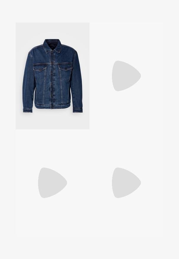 Mörkblå denimjacka med krage, två bröstfickor och knäppning med knappar. Har en något ostrukturerad passform och synlig sömnad.; Vit bomull T-shirt med korta ärmar, med en svart "BOSS"-logotyp centrerad på bröstet och en rund nackdesign.; Beiga bomullbyxor med rak benform, utrustade med knappstängning och veck framtill för extra detalj.; Vita lädersneakers med gummisulor. Har en ljus mocka tåkappa och "BOSS"-logotyp i guld på sidan. Bärs tillsammans med uppvikta beige byxor.