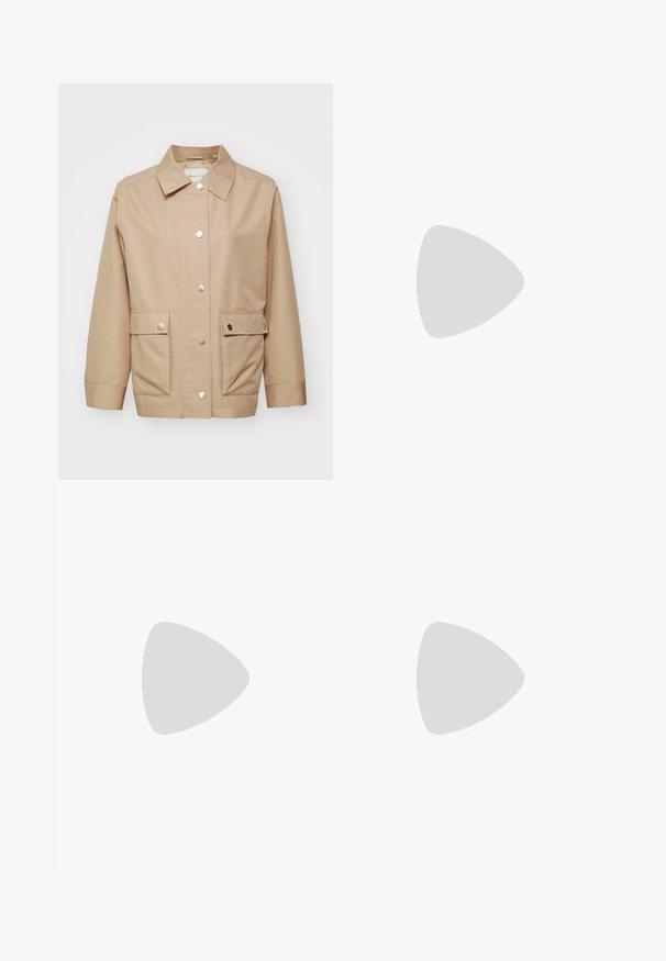 Beige takki, joka on valmistettu puuvillakankasta. Siinä on kaulus, etunapit ja kaksi etutaskua, joissa on napsuläpät. Tasainen rakenne, rento muotoilu.; Valkoinen pitkähiha-mekko, joka on valmistettu puuvillasta. Ominaisuuksiin kuuluu klassinen kaulus ja hienovarainen brändi-ompelu rinnassa. Sileä rakenne.; Vaaleansiniset farkut, joissa on suora leikkaus, korkea vyötärö, kaksi etutaskua ja klassinen napitus. Hieman haalistumista, eikä koristeluita.; Vaaleanbeige nahkaloaferit, joissa on ommeltu etuosa ja teksturoitu musta korko. Ominaisuuksiin kuuluu kaareva muotoilu ja kevyt kohotus.; Mustat kissaeye aurinkolasit tummilla linsseillä. Valmistettu muovista, jossa on sileä pinta ja logo yksityiskohtia temppeleissä.