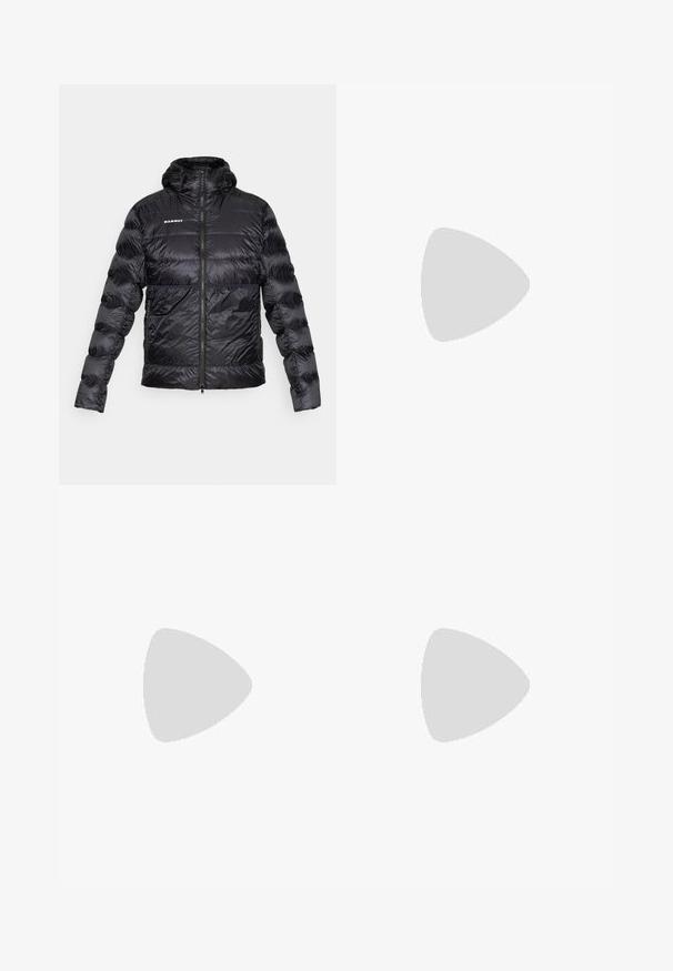 Juodas pūkų parkas su užtrauktuku priekyje, kapisonu ir elastingomis rankovėmis. Papuoštas Mammut logotipu ant krūtinės ir tekstūruotu, blizgiu paviršiumi.; Ilga rankovė tamsiai pilka marškinėliai su raudonų medžių ir kalnų grafika; drąsaus baltos spalvos teksto "COLUMBIA" logotipas. Minkšta medžiaga, standartinis apvalus kaklas.; Juoda lauko kelnės su tiesiu kirpimu, su mygtuko uždarymu, užtrauktuku užtraukiamomis šoninėmis kišenėmis ir logotipo aplikacija kairiajame šlaunyje.; Columbia PEAKFREAK - Turistiniai batai - black