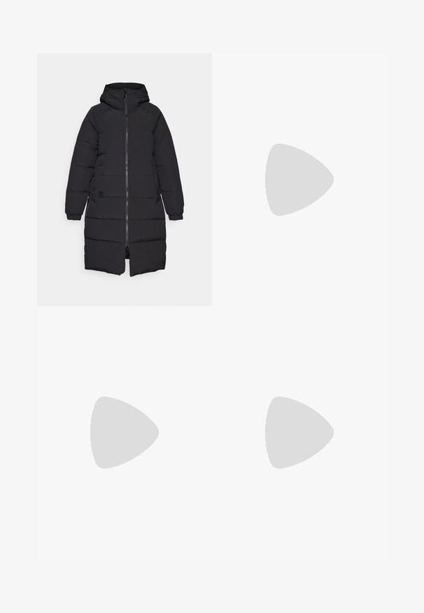 Svart pufferjakke med hette, frontlås, lange ermer og quiltet design. Avsluttet med elastiske mansjetter og et logopatch på siden.; Langermet mørkegrå skjorte med grafikk av røde trær og fjell; "COLUMBIA" logo i fet hvit tekst. Mykt stoff, standard rund hals.; Svarte joggebukser med slim fit, elastisk midjebånd og en sidelomme med glidelås. Glatt, elastisk stoff med minimalt med sømmer.; Mørkegrå fjellstøvler med mesh og semsket overdel, snøring, polstret såle og robust yttersåle med grep mønster.