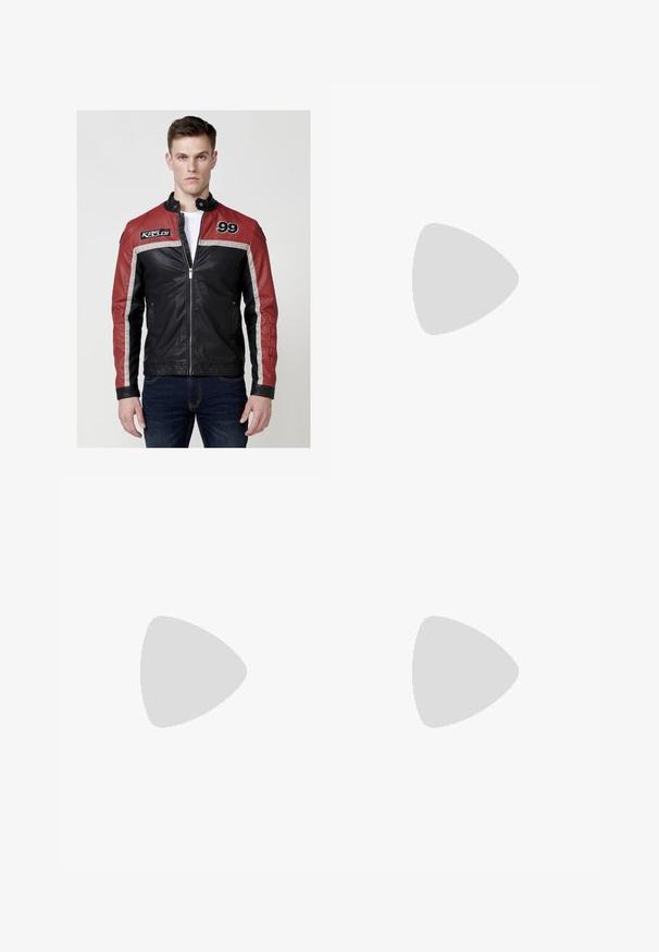 Giacca da moto in pelle nera e rossa con chiusura a zip, toppe sulle spalle e strisce a contrasto grigie e bianche.; T-shirt nera in cotone con il testo "HUGO" rosso audace sul davanti, maniche corte, scollo rotondo e vestibilità rilassata.; Pantaloni felpati neri realizzati in tessuto morbido, con vita regolabile tramite cordoncino, vestibilità slim e una patch rossa con logo sulla coscia sinistra.; EA7 Emporio Armani LACES UNISEX - Sneakers basse - black/white
