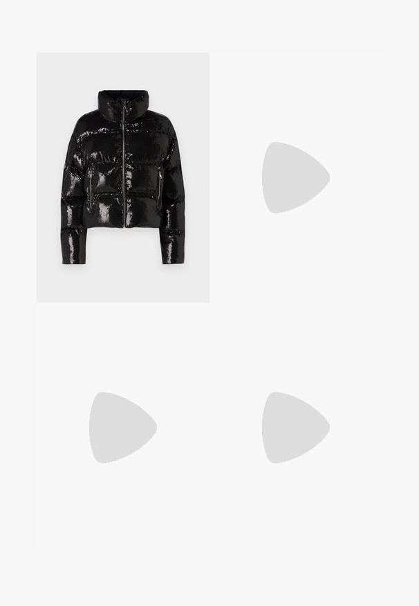 Giacca puffer nera con paillettes, colletto alto, chiusura con zip e due tasche anteriori con zip. Texture elegante e lucida con un design corto.; T-shirt in cotone nero con collo rotondo classico, maniche corte e logo bianco "KARL LAGERFELD" sul petto in un carattere semplice.; Pantaloni della tuta neri con vita elasticizzata e polsini. Realizzati in un tessuto morbido con un delicato dettaglio di design sulla gamba sinistra.; Sneakers platform bianchi con accenti neri, caratterizzati da una suola testurizzata e testo scritto a mano sui lati. Materiale in pelle liscia.