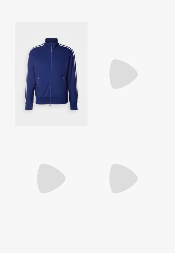 GANT TRACKSUIT JACKET - Bluză de trening - rich navy; Tricou alb din bumbac, cu guler rotund, mâneci scurte și un logo imprimer. Prezintă un design minimalist și o croială lejeră.; Pantaloni din bumbac bej, cu croială dreaptă, dotati cu închidere cu nasture și pliuri în față pentru un plus de detaliu.; Adidași albi cu accente din suede bej și soles din cauciuc deschis; prezentând un design low-top și detalii texturate pe partea superioară.