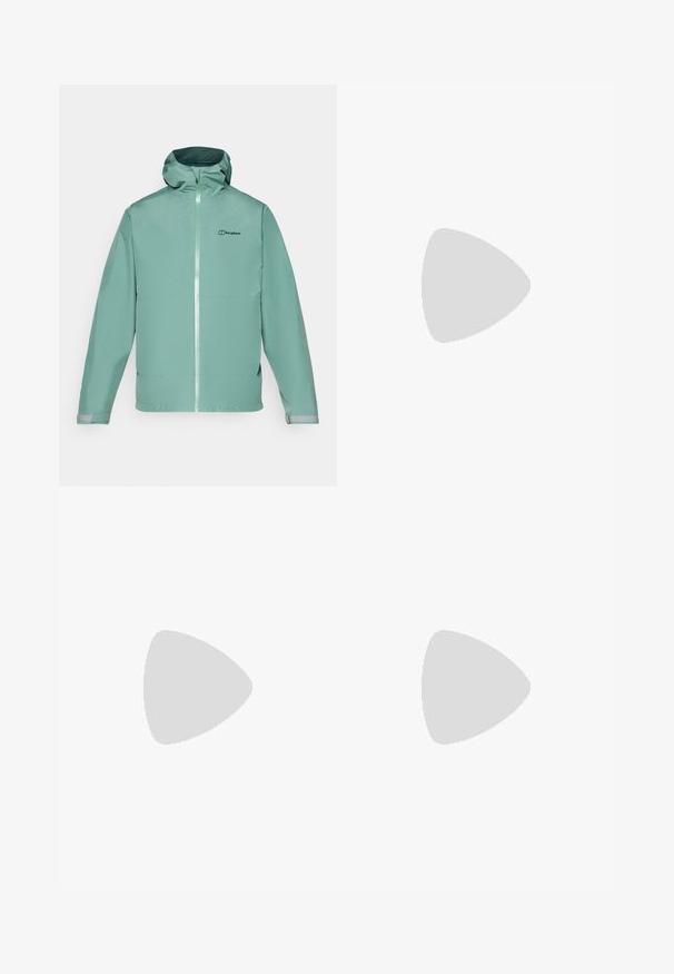 Chaqueta impermeable verde claro con capucha, cierre de cremallera completa, puños elásticos y detalles reflectantes. Con el logo de Berghaus.; Camiseta de manga larga blanca de algodón con cuello redondo. Presenta un pequeño logotipo negro en el pecho. Textura suave, corte regular.; Pantalones exteriores negros con una tela suave, bolsillos laterales con cremallera, secciones de rodillas reforzadas y una cintura ajustable con hebilla.; Zapatos exteriores negros con malla y material sintético, que presentan un upper texturizado, un sistema de cordones seguro y una suela robusta, sobre terreno rocoso.