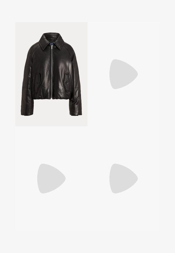 Jachetă scurtă din piele neagră, cu guler ascuțit, fermoar frontal și două buzunare aplicate cu nasturi. Textură netedă cu detalii matlasate.; Tricou din bumbac negru, cu mâneci scurte, guler rotund și un mic logo alb în colțul din stânga jos. Croială clasică, pătrată, cu detalii minime.; Pantaloni negri, croiți pe măsură, cu talie înaltă, cu plii în față, design cu picior drept și tiv manșetat. Confecționați dintr-un material neted.; Cizmă din piele neagră, până la genunchi, cu vârf rotund, trei curele cu cataramă în partea de sus și un detaliu cu cataramă pe laterale. Talpă plată și textură netedă.