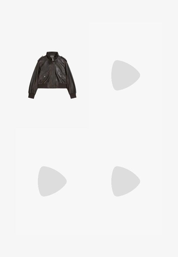 Schwarze, taillierte Lederjacke mit hohem Kragen, Reißverschluss und zwei vorderen Taschen. Mit gerippten Bündchen und Schulterklappen.; Cremfarbener, ärmelloser Cropped-Top mit breiten Trägern und einer Reihe kleiner weißer Knöpfe in der Mitte.; Beige weit geschnittene Hose mit glatter Textur, vorderen Biesen und umgeschlagenen Säumen. Mit Gürtelschlaufen und Reißverschluss.; Braune Wildleder-Kniehohe Stiefel mit quadratischer Zehenpartie, klobigem Absatz und einem goldfarbenen Schnallen-Detail an einem passenden Wildlederriemen um den Knöchel.; Braune Wildleder-Hobo-Tasche mit einem gebogenen, breiten Griff und einer großen Öffnung. Weiche Textur mit sichtbaren abgesteppten Details entlang der Kanten.
