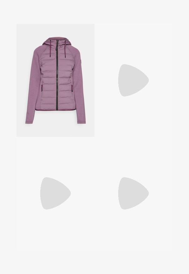 Icepeak ASHBURN - Lauko striukė - violet; Pilkas trumpomis rankovėmis marškinėliai, pagaminti iš minkštos, drėgmę sugeriančios medžiagos. Turi apvalią iškirptę ir mažą baltą logotipą viršutiniame kairiajame kampe.; Juodos lauko kelnės, pagamintos iš patvarios medžiagos. Turi užtraukiamas kišenes, sustiprintus kelio plotus ir tiesią konstrukciją, leidžiančią laisvai judėti.; Columbia moteriški bėgimo batai, kurie turi baltą tekstilinį viršų su rožine guma padanga, tekstūruotus akcentus ir logotipą šone.
