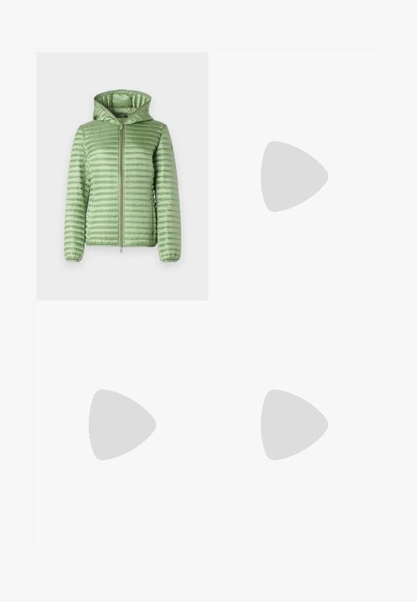 Polstret jakke i lys grønn med quiltet design, frontglidelås og foret hette. Har elastiske mansjetter for en tettsittende passform.; Koftet laget av bomull har horisontale marineblå striper på hvit bakgrunn. "Tommy Hilfiger" brodert i kursiv på brystet. Rund hals.; Plissert hvit skjørt med en svart elastisk midje som har "LACOSTE"-logoen. Midjelengde design med myk tekstur.; Hvite lær sneakers med tykk hvit såle, svart semsket hælforsterkning og preget logo på siden. Snøresystem med seks hull.