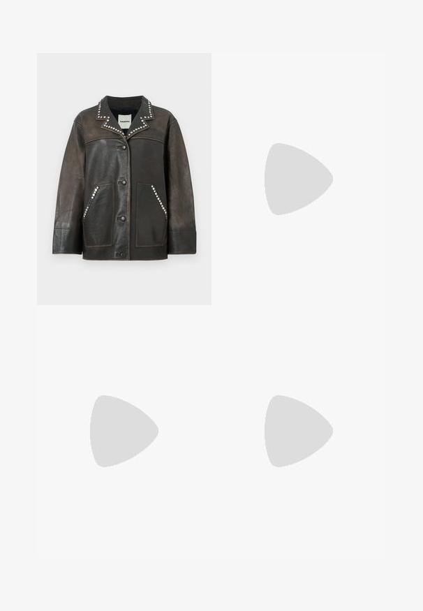 Veste en cuir noir avec des clous en métal argenté le long du col et des poches, dotée d'une fermeture à bouton et d'un design classique de style chemise.; Haut à manches longues noir en tissu texturé, avec un ourlet à volants et des accents de volants blancs au col et aux poignets. Il dispose d'une fermeture centrale en boucle.; Jupe à carreaux grise avec une taille cintrée, dotée d'accents à double boucle et de plis. Fabriquée en tissu texturé avec un motif tissé.; Chaussures en cuir noir avec détails de brogue, dotées de deux sangles à boucle, d'un bout arrondi et d'un talon bas. Texture lisse avec finition brillante.