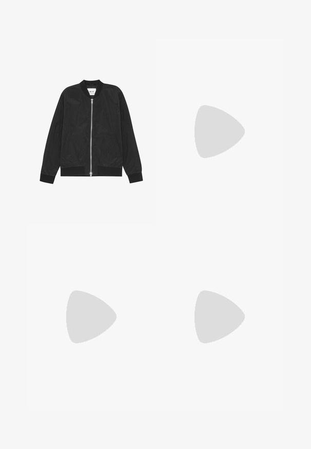 Schwarze Bomberjacke aus einem glatten, leichten Stoff, mit Reißverschluss, gerippten Bündchen und Saum sowie Seitentaschen. Einfaches, geradliniges Design.; Weißes Baumwoll-Top ohne Ärmel mit rundem Ausschnitt, ausgestattet mit einer glatten Textur und einer figurbetonten Form, ideal für die Freizeit.; Weite Jeans aus verwittertem blauem und braunem Denim. Sie haben eine hohe Taille, Vorderseiten-Taschen und einen klassischen Knopfverschluss mit metallischen Akzenten.; Schwarze Lederleter mit einer abgerundeten Zehenpartie, ausgestattet mit goldenen Hardwareakzenten und Stichdetails, auf einer niedrigen, strukturierten Gummisohle.