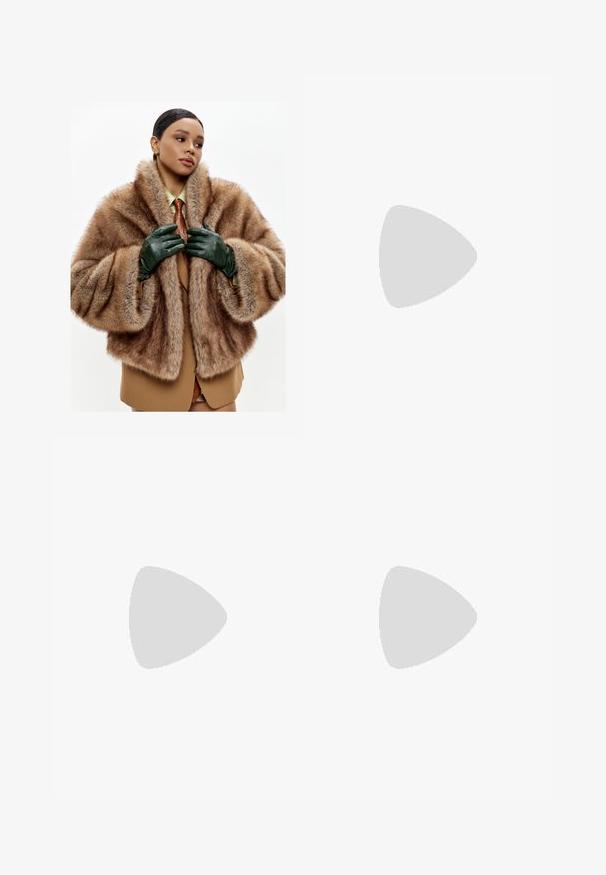 Palton de blană maro cu guler lat, asociat cu mănuși din piele verde închis. Paltonul are un aspect voluminous și texturat.; Sweatshirt negru cu glugă, fabricat dintr-un material moale, având text și modele imprimate în alb, cu detalii accentuate pe mâneci.; Pantaloni de sudură negri dintr-un amestec de bumbac, cu un talie elastică cu șnur, picioare drepte și un logo alb Nike pe partea stângă.; Cizmă de gleznă impermeabilă de culoare bej cu o talpă robustă din cauciuc, vârf rotund, guler din piele maro, șireturi galbene și un logo pe lateral.