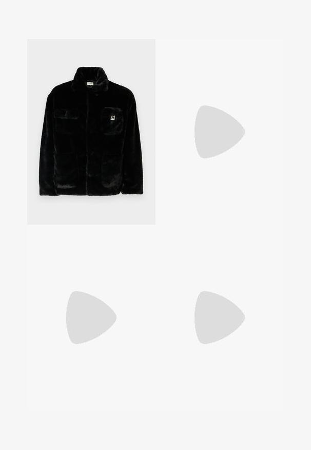 Schwarze Kunstpelzjacke mit Kragen, zwei Fronttaschen und einem kleinen Logo-Patch auf der oberen linken Seite. Weicher Stoff und lässige Passform.; Schwarzes, ärmelloses Tanktop aus geripptem Stoff, mit rundem Halsausschnitt und kleinem Logo auf der Vorderseite. Einfaches, figurschmeichelndes Design.; Dunkelblaue Jeansrock mit hoher Taille, geradem Schnitt, aufgesetzten Taschen und genähten Nähten. Mit einem Reißverschluss und einem Knopfverschluss an der Taille.; Ein Paar weiße Sneakers mit kastanienbraunen Akzenten, strukturierten Paneelen, flacher schwarzer Außensohle und hellen Schnürsenkeln, getragen mit weißen Knöchelsocken.
