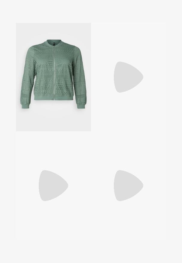 Vero Moda Curve VMCHONEY zielony; Dwie koszulki: jedna biała z haftem motyla, a druga czarna z haftem wiśniowym. Obie mają okrągłe dekolty i krótkie rękawy.; Białe, szerokie spodnie wykonane z lekkiego materiału. Posiadają elastyczny pas oraz boczne kieszenie, o gładkiej, matowej fakturze.; Jasnoniebieskie płócienne sneakersy z kremowym czubkiem z gumy i podeszwą, z białymi sznurówkami i pętelką na pięcie.