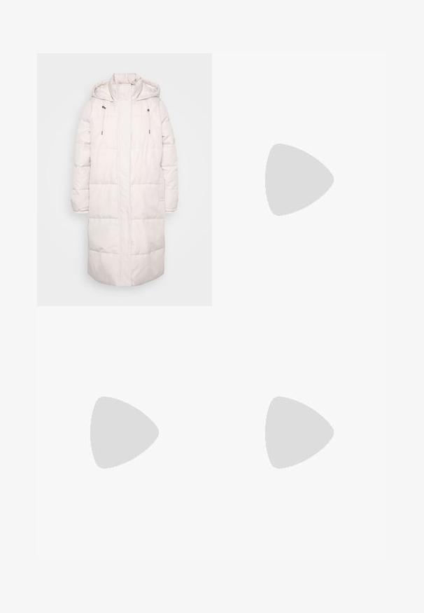 Lange lichtroze gewatteerde winterjas met capuchon, hoge kraag, trekkoorden en een rits aan de voorkant.; Even&Odd Petite 2 PACK - Top - light grey/black; Even&Odd Petite Broek - beige; Zwarte canvas sneakers met witte veters en stiksels. Voorzien van een chunky, gestructureerde witte zool met een uniek segmentontwerp.