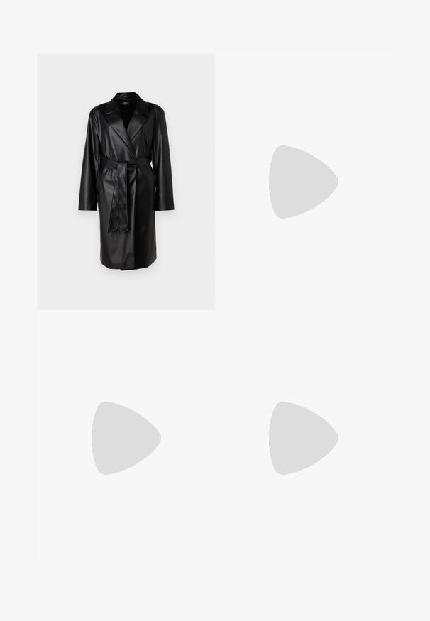 ONLY ONLBINA WRAP COAT - Giacca in similpelle - black; Top nero a maniche corte realizzato in tessuto liscio; presenta un colletto drappeggiato e un orlo asimmetrico, con una vestibilità aderente.; Pantaloni neri a gamba dritta, con tasche frontali e spacchi laterali all'orlo. Realizzati in tessuto morbido e liscio. Adatti a diverse occasioni.; Sandalo bianco con tacco alto, caratterizzato da un design a cinturini e un legaccio alla caviglia. Texture liscia con una piattaforma frontale per un'altezza aggiuntiva.