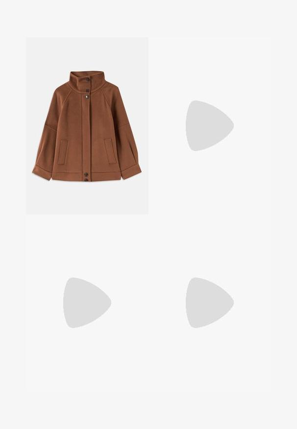 Giacca in misto lana marrone con colletto alto, chiusura a tre bottoni e due tasche frontali; presenta maniche raglan e cuciture semplici.; Pullover nero a maglia con scollatura a V e colletto. Presenta maniche a tre quarti con dettagli in frange sui polsini e sull'orlo. Materiale testurizzato.; Gonna di jeans bianca con spacco anteriore, design a cinque tasche, chiusura con bottone metallico e zip, e dettagli di orlo cuciti.; Mocassino in suede marrone con punta rotonda, dotato di suola a piattaforma rigata e una fascia decorativa sulla parte superiore.