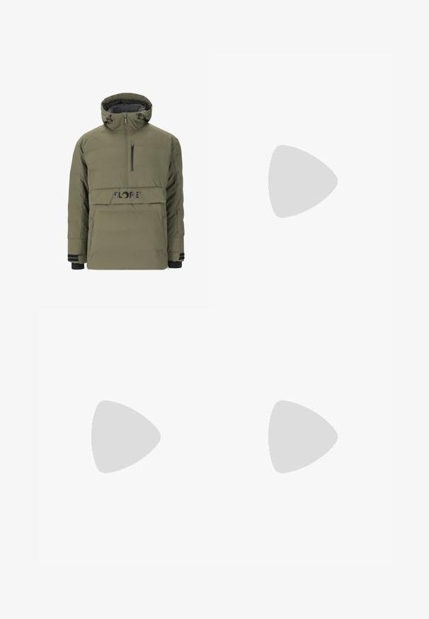 Grøn pufferjakke med halv-zip design, justerbar hætte og et sort logo. Har sidelommer og ribbede manchetter.; Oliven grøn bomulds t-shirt med et stort sort Levi's logo på forsiden. Klassisk rund hals og korte ærmer, glat tekstur.; Olivenfarvede cargo-bukser lavet af slidstærk bomuld. Har flere lommer, en lynlåslomme på siden og tapered ben med en let tekstureret overflade.; Sorte høje canvas sneakers med hvide gummisåler og snørebånd, prydet med et cirkulært logo på siden og parret med denim og sorte bukser.