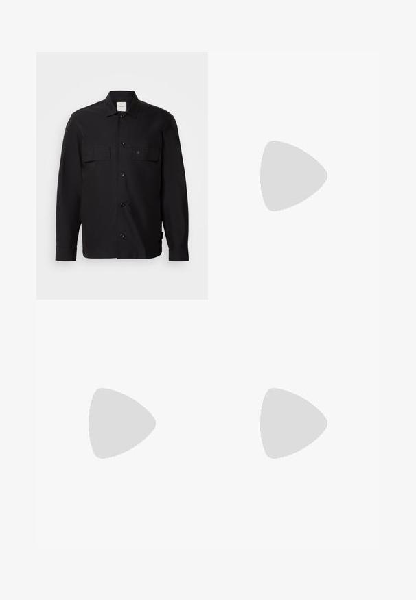 Giacca nera realizzata in tessuto liscio, con chiusura davanti a bottoni, due tasche sul petto e un piccolo logo sulla tasca sinistra. Maniche lunghe.; T-shirt bianca in cotone con scollo rotondo, maniche corte e logo ricamato "Calvin Klein" al centro del petto. Design semplice.; Jeans in denim nero con un design a gamba dritta, dotati di chiusura con bottone, cinque tasche e cuciture minime per un'aspetto pulito.; Sneakers bianchi con texture perforata sulla punta, tomaia in pelle liscia, suola beige e un logo discreto sul tallone.