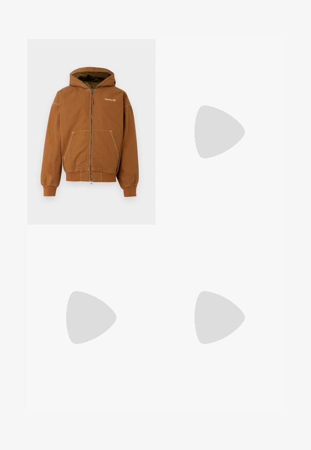 Ruskea vetoketjullinen huppari, jossa on vuorattu huppu, etutaskut, ribattu hihansuilla ja kontrastiväriset saumat. Timberland-logo rinnassa.; Yksinkertainen vaalea harmaa lyhythihainen t-paita, jossa pyöreä kaula-aukko, esitetty valkoista taustaa vasten, edestä katsottuna ilman näkyviä logoja tai kuvioita.; Vaaleansininen farkut, joissa on korkea vyötärö, etunappi, vetoketju ja viisi taskua, asetettu tasaisesti neutraalille taustalle.; Kankava sneakers vaaleassa valkoisessa, pyöreällä varvalla, jossa on beiget kumipohjat ja viisi reikää nauhoille, teksturoitu pinta ylemmässä osassa.