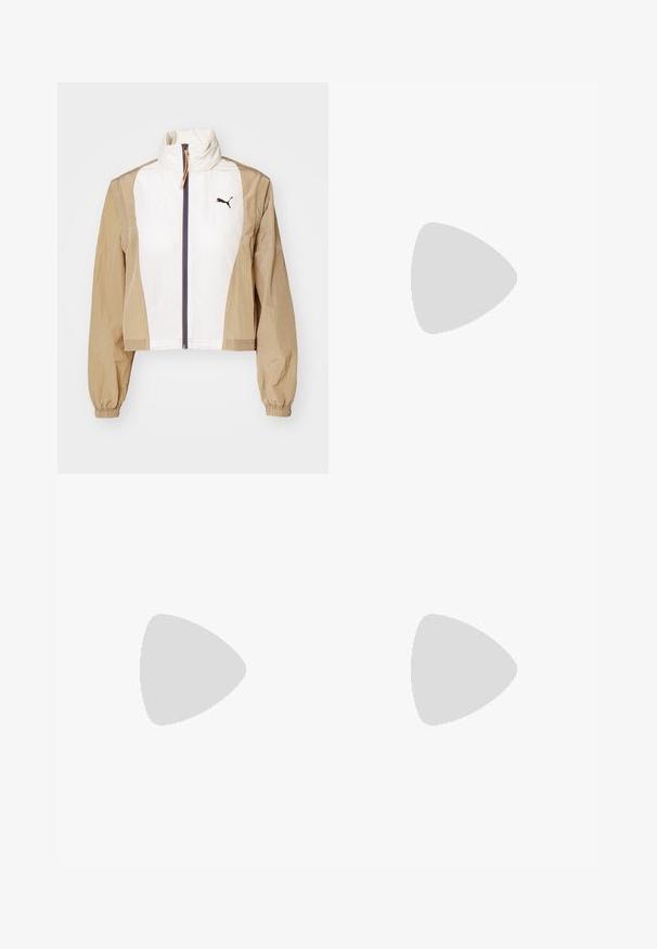 Kuttet jakke med hvit front og brune ermer, med høy krage, glidelås i front, elastiske mansjetter og en mørk logo på brystet.; Lys grå langermet topp med ribbestruktur, cropped design, rund halslinje og bølget kant. Har sømdetaljer nedover fronten.; Hvit og lys beige lette bukser med teksturert finish, med elastisk midje, sidelommer og en liten svart logo.; Svarte tresko med perforeringer, hevet hæl og buet profil. Laget av plast med teksturert overflate og justerbar stropp.