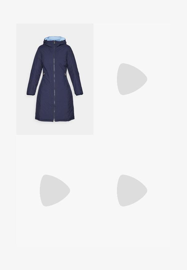 Navy zila kapuce parka ar rāvējslēdzēju priekšā, sānu kabatām un mīkstu zilu oderi. Iespējas ietver elastīgas aproces un vidēju garumu.; Tumšs pelēks krekls ar garām piedurknēm, ar grafiku, kurā attēloti sarkani koki un kalni; "COLUMBIA" logo treknā baltā tekstā. Mīksta auduma, standarta apaļa kakla izgriezums.; Melnas brīvā laika bikses ar taisnu piegriezumu, aprīkotas ar pogu aizdari, rāvējslēdzēja sānu kabatām un logotipa uzlīmi kreisajā augšstilbā.; Columbia PEAKFREAK - Pārgājienu apavi - black