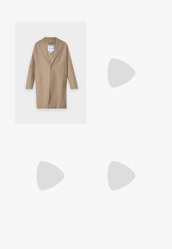 Only & Sons ONSWORF OVERSIZE COAT  - Klassisk kåpe / frakk - chinchilla; Lys beige ribbet t-skjorte med korte ermer og rund hals, vist mot en enkel hvit bakgrunn.; Beige straight-leg chinos med beltehemper, frontlukking med knapp og glidelås, og skrå frontlommer.; Beige semskinnsko med rund tå, snøring foran og en teksturert bakre aksent. Hvit gummisåle gir kontrast. Enkelt og moderne design.