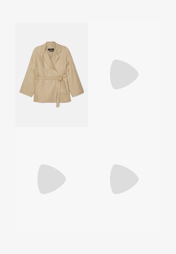 WEEKEND MaxMara ALPINO - Manteau classique - coloniale; Filippa K LOOSE FIT TEE - T-shirt basique - white; Filippa K Wide Leg - ecru wash; Stuart Weitzman DAYNA  - Escarpins - cream.