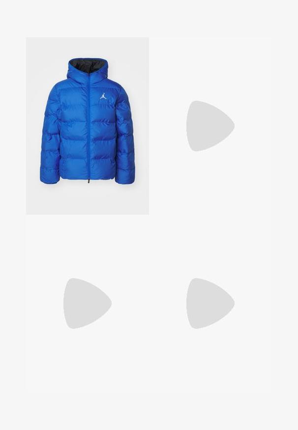Blå puffjakke med glidelås foran og hette. Laget av skinnende materiale, med quiltede seksjoner og en hvit logo på venstre bryst.; FC Barcelona-drakt med blå og røde vertikale striper, Nike-logo og Spotify-grafikk i midten. Laget av pustende materiale.; Lyseblå denimjeans med rett ben-design, med mid-rise liv, fem lommer og knap og lynlås lukning.; Svart skinn loafers med en kvastdetalj, med en tjock svart sula och gul sömnad längs kanten. Texturerad yta.; Tre-lags sølvmetallkjede med elegante, fleksible kjeder med en svak glans, sikret med en krabbe-lås og justerbar kjede.