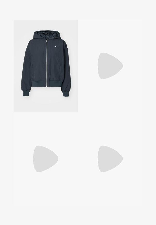 Crna, lagana jakna na zip s kapuljačom, elastičnim rukavima i donjim rubom, s bijelim Nike logom na lijevoj strani grudi i dva bočna džepa.; Crna dugih rukava majica od pamuka s okruglim izrezom. Sadrži bijeli Nike logo na prsima. Mekana tekstura, jednostavan dizajn.; Crne široke atletske hlače s elastičnom trakom. Izrađene od glatkog, rastezljivog materijala, s diskretnim prednjim šavovima i bez džepova.; Crne Nike tenisice s glatkom tkaninom, s gradijentnim dizajnom od plave do crne boje, bijelim potplatom i istaknutim logotipovima.