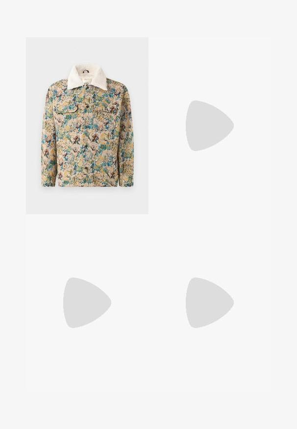 Bloemmotief jas in crème, blauw en groen. Voorzien van een witte nep bontkraag en twee borstzakken met knoopsluitingen.; Drie witte geribde tanktops van katoen. Kenmerken zijn een ronde hals en kleine zwarte labels nabij de zoom. Verkrijgbaar in meerdere maten.; Zwart-witte shirt met korte mouwen met logo patroon, kaki korte broek en zwarte high-top sneakers. Beige bucket hat en snoeren zichtbaar.; Bruine leren mocassin met franjeraccenten, een gestructureerd oppervlak en contrasterende gele stiksels langs de zwarte rubberen zool. Zijaanzicht.; Metalen armband met in elkaar grijpende rechthoekige schakels; gepolijste zilverkleurige afwerking; heeft een veilige sluiting voor het dichtklikken.