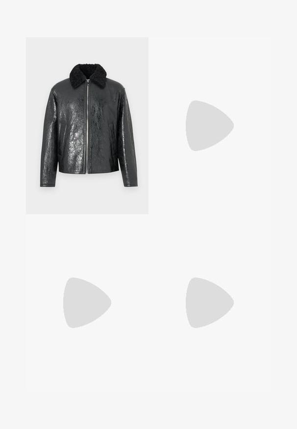 Jaqueta de imitação de couro preta com um acabamento brilhante e texturizado. Apresenta um colarinho de pele de carneiro preta e fecho frontal com zíper. Inclui dois bolsos laterais.; T-shirts de algodão brancos com decote redondo e mangas curtas, etiquetados com pequenas etiquetas azuis "HUGO" nos decotes e pequenos detalhes na bainha.; Calças pretas com corte reto, feitas de um tecido liso. Apresentam um fecho de botão e passantes para cinto. Sem padrões ou detalhes visíveis.; Sapatilhas masculinas com uma mistura de materiais sintéticos em verde oliva e preto, painéis texturizados e uma sola de borracha branca com padrão de tração.