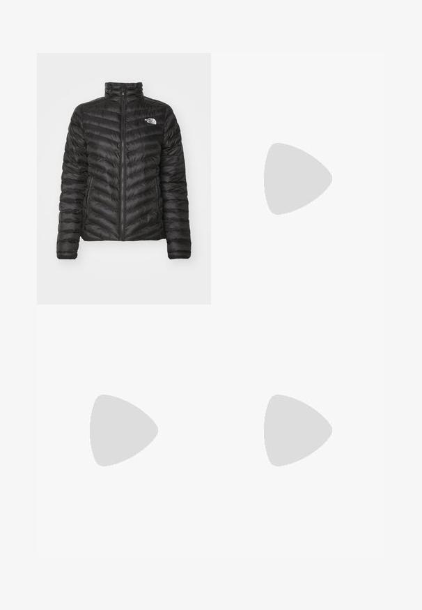 Juodas izoliuotas džemperis su užtrauktuku, aukštu apykakle ir chevrono siuvinėjimu, su logotipo akcentu kairėje krūtinės pusėje.; The North Face FLEX SHORT SLEEVES TEE - Sportiniai marškinėliai trumpomis rankovėmis - black; Šviesiai žali bėgimo šortai su tekstūruotu audiniu, elastinga juosta ir maža balta emblema. Lengvi ir sukurti sportinei aprangai.; Rudos ir žali žygio batai su tinklelio panelėmis, guminiais padais ir palaikymo funkcijomis. Įtraukta tekstūruota paviršius ir ryškus raištelių sistema.
