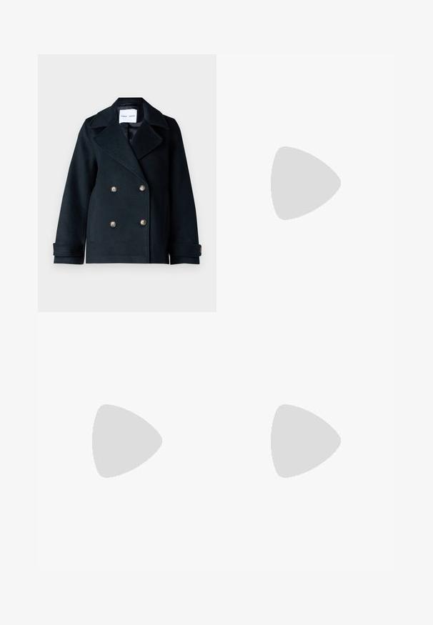 Mørk marineblå peacoat laget av myk stoff med doble knapper, store krager og knapper i gulltone. Merkes teksturert detalj på ermene.; Sett med to langermede topper i hvit og svart. Ribbete tekstur, rund hals, tettsittende design med lett utsvingte ermer.; Lys blå vide jeans laget av denim. Har knappe- og glidelåsåpning, fem lommer, og en falmet finish med en litt slitt kant.; Kremfargede sneakers med blå semsket skinnstriper, hvite snørebånd og gummisåle. Kombinert med grå joggebukser med hvite sidestriper.