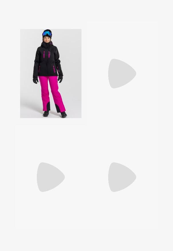 Schwarze Skijacke mit pinken Reißverschlüssen, kombiniert mit knallpinkem Ski-Hosen. Inklusive Handschuhe, einer schwarzen Mütze und blaufärbigen Skibrillen. Matte und glatte Texturen.; Schwarzes Langarm-T-Shirt aus Baumwolle mit Rundhalsausschnitt. Verfügt über ein kleines weißes Logo auf der linken Brustseite. Einfaches Design und Passform.; Schwarze Nylon-Zip-Off-Cargohosen mit verstellbaren Bündchen, mehreren Taschen und einem Logo am rechten Bein. Glatte, leichte Textur.; Beige und cremefarbenen Sportschuh mit strukturiertem Mesh-Obermaterial, unterstützenden Überzügen und Gummisohle mit einem Profilmuster für Bodenhaftung.