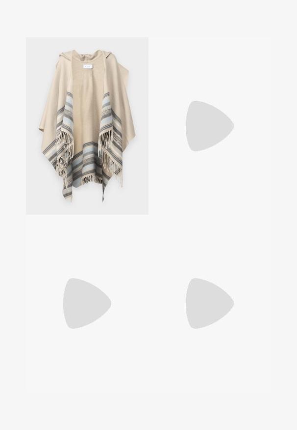 VILA VIEMMA HOODED PONCHO - Poncho - birch; Zwart langemouwtop met een contrasterende witte ruffles aan de onderkant, ronde halslijn en zachte textuur. Ontworpen met een relaxte pasvorm.; Zwarte wijde broek van zachte fluweel, met een elastische tailleband en een gladde textuur, zonder zichtbare details of patronen.; Zwarte enkellaarsjes van soepel leer, met een zijrits, chunky[getextureerde] hak en een ronde neus.