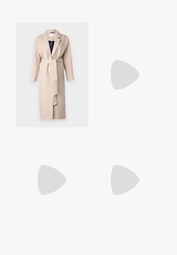 Cappotto in lana beige con design lungo, colletto a scialle e vita con cintura. Presenta una tasca sul petto e una consistenza morbida.; T-shirt nera in cotone con maniche corte, scollatura rotonda e vestibilità comoda. Design semplice senza motivi o decorazioni.; Pantaloni in denim neri a gamba larga con vita alta, dotati di tasche anteriori e posteriori, cuciture a punto, e chiusura con bottone. Texture liscia.; Bershka Sandali con tacco - black; Borsa a spalla in pelle nera con una texture liscia, forma curva, tracolla regolabile e chiusura con zip. Design minimalista senza ornamenti.