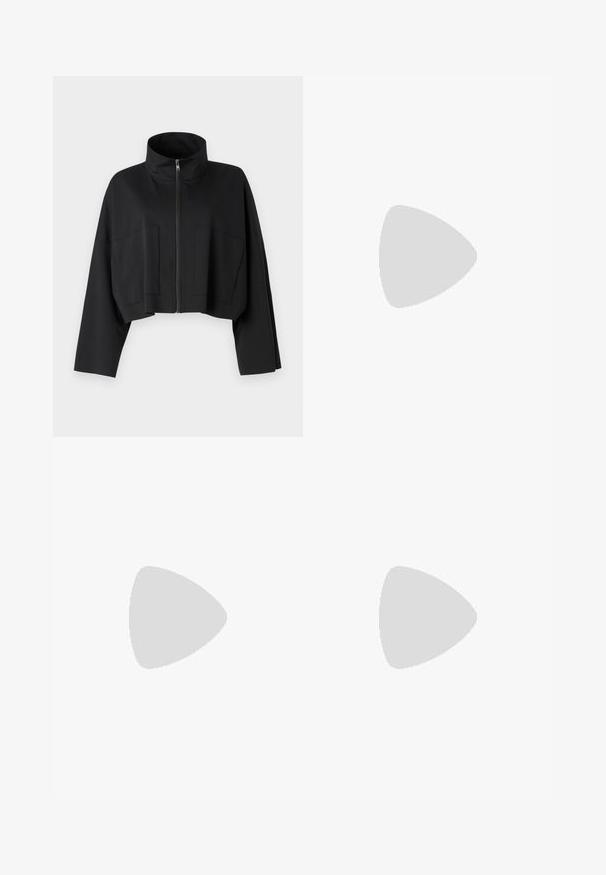 Zwarte cropped jack met een hoge kraag, lange mouwen, een ritssluiting aan de voorkant en twee grote opgestikte zakken. Gemaakt van zachte, rekbare stof.; Zwarte katoenen t-shirt met korte mouwen, ontspannen pasvorm en contrasterend zijpaneel met kleine tekst en ontwerpelementen.; Zwarte wijde broek met hoge taille, plooien aan de voorkant en een riem met een gesp. Gemaakt van glad, lichtgewicht stof.; Zwarte leren slingback hakken met een spitse neus, slanke hak en decoratieve gespdetails op de bovenkant. Gladde textuur en een strakke uitstraling.