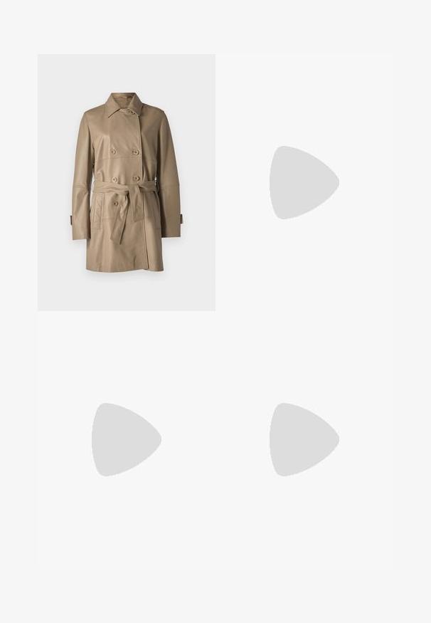 STUDIO ID JACKET  - Læderjakker - nappa mud; Sort kortærmet t-shirt lavet af blød bomuld, med rund hals og klassisk pasform. Glat tekstur, ingen mønstre eller pynt.; Sorte vide benbukser med en glat tekstur, der har en høj talje og centerfolder. Ingen synlige mønstre eller hardware detaljer.; Sorte læder ankelstøvler med et slankt design, spids tå og høj blokhæl. Har en glat overflade og minimalistic syning.