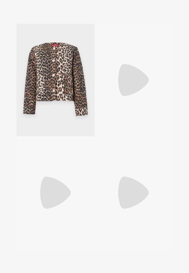 Chaqueta corta con estampado de leopardo que presenta un cuello redondo, cuatro botones y dos bolsillos delanteros. La tela tiene una textura suave con una mezcla de tonos marrones y negros.; Camiseta blanca recortada, con mangas cortas y anchas, material de algodón suave, cuello redondo con un sutil ribete naranja, diseño minimalista, sin patrones ni gráficos.; Pantalones negros ajustados con un diseño de pierna recta, que presentan una textura suave y pliegues nítidos en el frente. Sin herrajes visibles.; Sandalias de tacón cuadrado en color beige con tiras delgadas y punta cuadrada. Material suave con un diseño minimalista, diseñado para facilitar su uso.