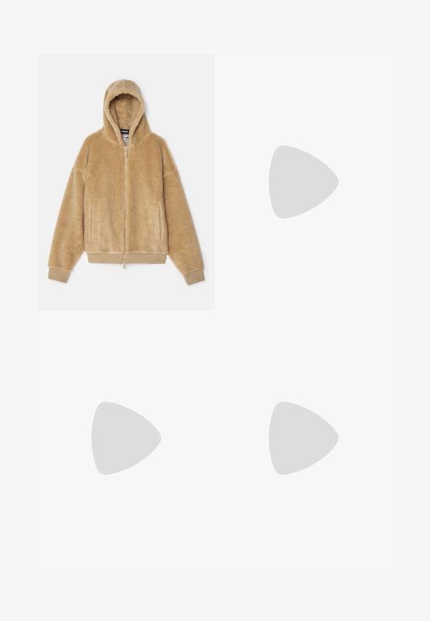 DSQUARED2 ICON RELAX TEDDY ZIPPED HOODIE - Ľahká bunda - camel; Biela bavlnená tielko bez rukávov s okrúhlym výstrihom, s hladkou textúrou a priliehavým strihom, navrhnuté pre neformálne nosenie.; Čierne široké nohavice s kontrastným bielym prešívaním, dizajn s piatimi vreckami a prúžkovanými manžetami. Materiál sa zdá byť pevný s hladkou textúrou.; Čierne kožené topánky s vrúbkovanou čiernou podrážkou, skombinované s hnedými, ušitými nohavicami vyrobenými z hladkej, štruktúrovanej látky.