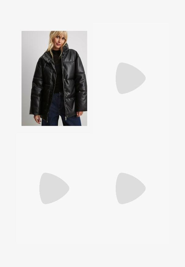Schwarze gepolsterte Jacke aus Kunstleder mit hohem Kragen, Druckknöpfen, Reißverschluss und weiten Ärmeln. Getragen mit einem dunklen Oberteil und Jeans.; Weißes Kurzarmoberteil mit rundem Halsausschnitt und lockerer Passform. Aus einem glatten Stoff gefertigt, mit subtiler Textur und klaren Linien.; Denim-Minirock in Hellblau, mit einem genoppten Bund, zwei Fronttaschen und geradem Schnitt mit verblasstem Muster.; Schwarze Lederstiefel bis zur Mitte der Waden mit dicker Profilsohle, zwei silbernen Schnallenriemen – einer oben und einer um den Knöchel.; Schwarze Lederhandtasche mit geflochtenen Griffen, Reißverschlussfach und hängenden Quasten. Strukturiert Oberfläche mit Metallnieten und Hardware-Akzenten.