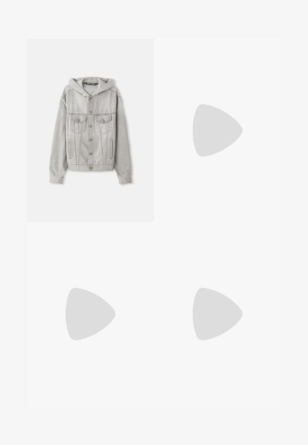 Ljusgrå denimjacka med avtagbar huva, knappstängning fram, två bröstfickor och sidfickor. Har synlig sömnad och silverfärgad hårdvara.; Svart bomull T-shirt med rund hals, korta ärmar och vit logotryck på vänster bröst. Enkel, enfärgad design.; Mörkblå bomullsbyxor med rak bendesign, frontknappstängning och klassisk midja med bälteshällor.; Svart lädersneaker med texturerad finish, rund tå och platt vit gummisula. Har svarta snören och varumärke på hälen.