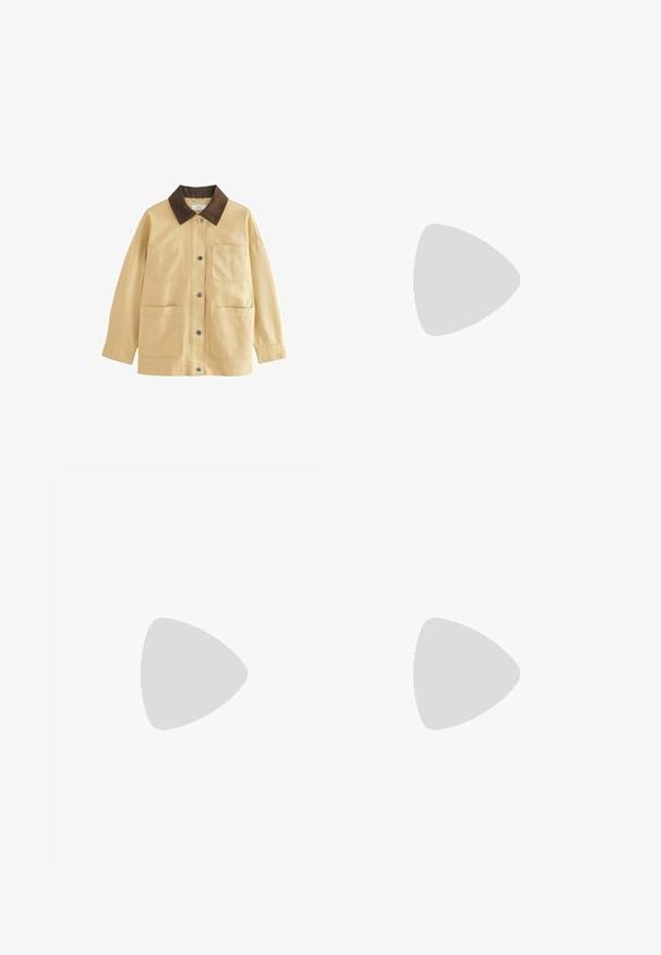Veste en coton beige avec un col en velours côtelé marron, des boutons-pression et deux poches avant. A une coupe décontractée et des manches longues.; T-shirt blanc à manches courtes avec un col rond, fabriqué en matériau coton, présentant une silhouette ajustée et une étiquette de marque noire à l'intérieur du col.; Jupe midi de couleur crème, avec une texture lisse et satinée et une coupe droite. Pas de motifs ni d'embellissements visibles.; Chaussure plate blanche avec un design en maille, un bout pointu et une semelle basse et plate. Tige texturée avec une doublure lisse et une bordure de contraste subtile.; Sac à épaule en cuir marron au design décontracté, avec des accessoires en or et des coutures blanches contrastantes, tenu par une personne portant des vêtements en denim.