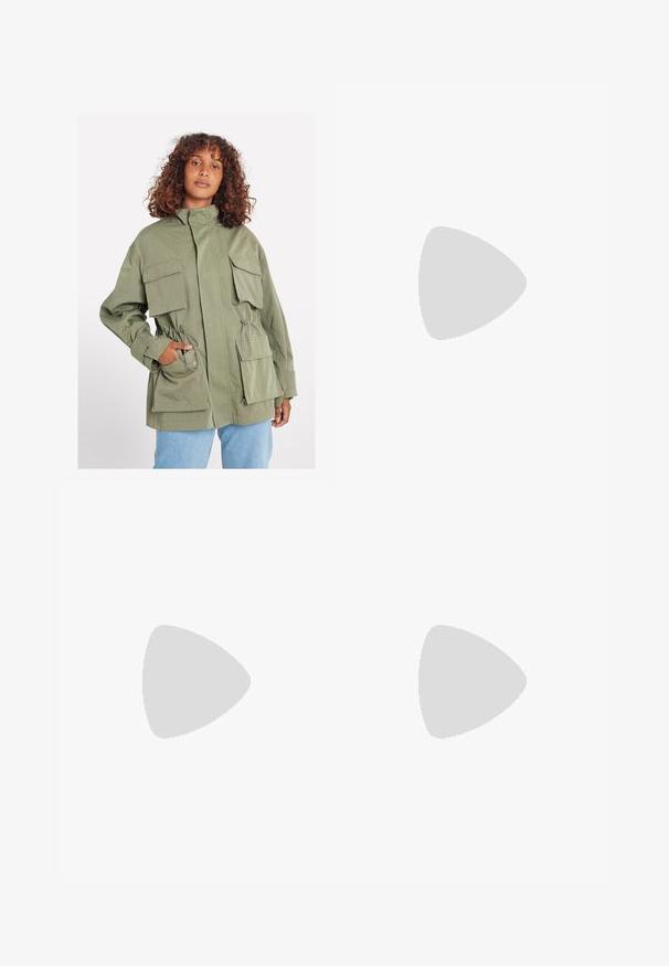 Veste olive avec un col haut, fermeture éclair sur le devant, plusieurs poches à rabat, taille cintrée et tissu léger. Design décontracté.; T-shirt noir à manches courtes en coton. Il présente un col rond, une coupe décontractée et un ourlet net sans motifs ni accessoires visibles.; Jean flare bleu clair en denim, avec une taille haute, cinq poches et une fermeture à un bouton. Texture douce avec une finition décolorée.; Chaussures à plateforme en cuir noir avec un talon bloc épais, bout rond et un design traditionnel à lacets. Elles présentent une texture lisse et un détail minimal.