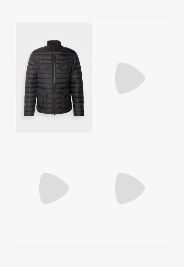 Barbour International ARIEL PUFFER JACKET - Jachetă subțire - black; Pulover negru cu guler înalt, realizat dintr-un material moale, cu mâneci lungi și o croială ajustată. Tiv și mansete cu margine ondulată. Design simplu.; Jeans negri din denim cu un design drept, prevăzuți cu închidere cu button, cinci buzunare și cusături minime pentru un aspect curat.; Pantofii din piele neagră, cu șireturi, au vârful rotunjit, o textură netedă, cusături minime și un toc de cauciuc scăzut. Logo pe toc.
