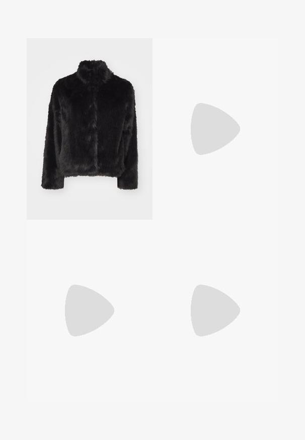 Vero Moda VMMONROE SHORT JACKET - Zimska jakna - black; Tri dolga rokava zložena: črna, siva in bela. Vsaka ima okroglo izreznico in skrajšan dizajn z gladkim, lahkotnim materialom.; Črne široke hlače iz elastičnega materiala, z visokim pasom in širokimi robovi ter stranskimi rezi za dodatno gibljivost.; Sive športne čevlje iz semiša z belimi vezalkami, črnimi črtami in belim gumijastim podplatom. Imajo okroglo oznako na ježku in podplat iz gume.