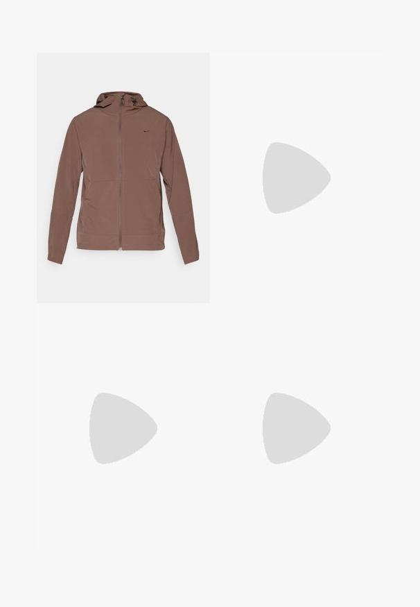 Brūns vieglais kapucejums ar pilnu priekšējo rāvējslēdzēju un mazu Nike logotipu kreisajā krūtī, garām piedurknēm un regulējamiem kapuces auklām.; Melna Nike skriešanas T-kreklā, kas izgatavots no viegla un elpojoša materiāla, ar īsām piedurknēm un mazu baltu logo uz krūtīm.; Melnas sporta bikses, kas izgatavotas no gludas auduma, ar elastīgu jostu, sašaurinošām kājām un mazu balto logo kreisajā pusē.; Melni sporta apavi ar teksturētu virsu, balto Nike zulumu un balto gumijas zoli. Iezīmējas ar auklu pievilkšanas dizainu un dinamisku formu.