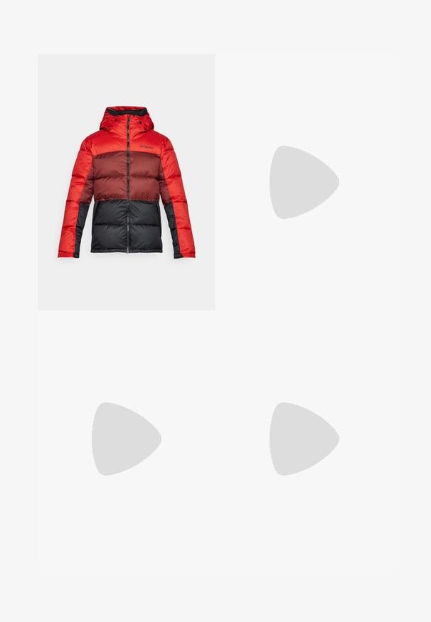 Rote und schwarze, gepolsterte Jacke mit Kapuze, die horizontale Farbblockierungen, einen Reißverschluss und das Columbia-Logo auf der Vorderseite aufweist.; Drei weiße, gerippte Tanktops aus Baumwolle. Merkmale einen Rundhalsausschnitt und kleine schwarze Etiketten am Saum. In mehreren Größen erhältlich.; Schwarze Sporthosen mit elastischem Bund, aus glattem Stoff, mit dezenten Seitennähten und einem entspannten Schnitt, mit geradem Bein.; Schwarze Sneaker mit einem Obermaterial aus Wildleder und Synthetik, ausgestattet mit drei weißen Streifen, einer strukturierten Gummi-Sohle und einem blauen Logo-Tag auf der Zunge.