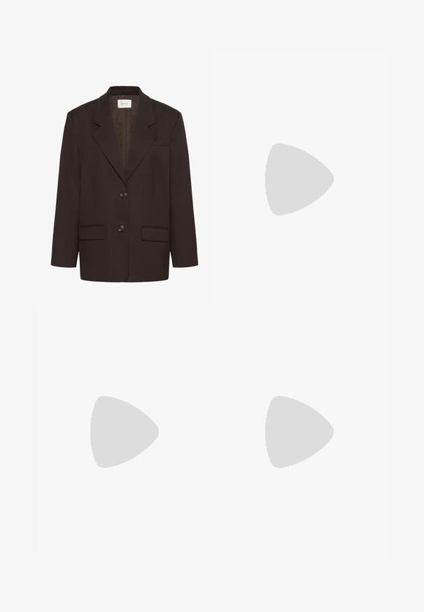 Tmavohnedý blazer s klopami, dvoma prednými chlopňovými vreckami, dvoma gombíkmi a vreckom na hrudi od značky Gestuz.; Krémová saténová nočná košeľa s čipkovým lemovaním, s vzorom v tvare V, nastaviteľnými ramienkami, plisovaným telom a rozšírenou sukňou s vykrojenými okrajmi.; Tmavohnedé semišové čižmy po kolená s špicatými špičkami, blokovými podpätkami a bočnými zipsami, nosené na holých nohách na bielom pozadí.; Oktagonálne slnečné okuliare s tmavými sklami, zlatými kovovými akcentmi a čiernymi plastovými rámami; súčasťou je odnímateľný zlatý retiazkový pásik.